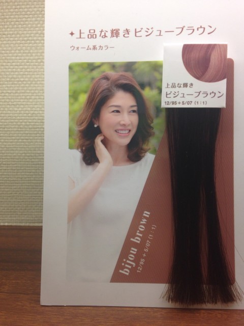 明るいグレイヘアカラー画像