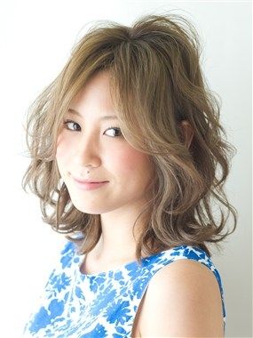 芸能人の ローラ のダブルヘアカラー 流山市の美容室 ヘアサロン ウェーブ