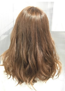 お客様のなかには美容師のヘアアドバイスよりも、 自分の希望の髪型ヘアセットを優先する方も多いのも事実ですね♪ 今回のポニーテールをイメージした髪型はお客様の希望を叶えた、 毛先を遊ばせたヘアセットです。